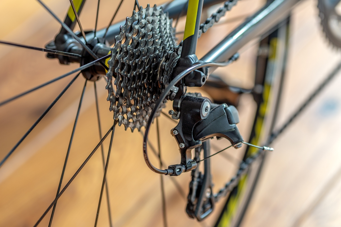 Paaltje zorgt voor talrijke ongelukken op nieuw fietspad Wanssum - De Limburger