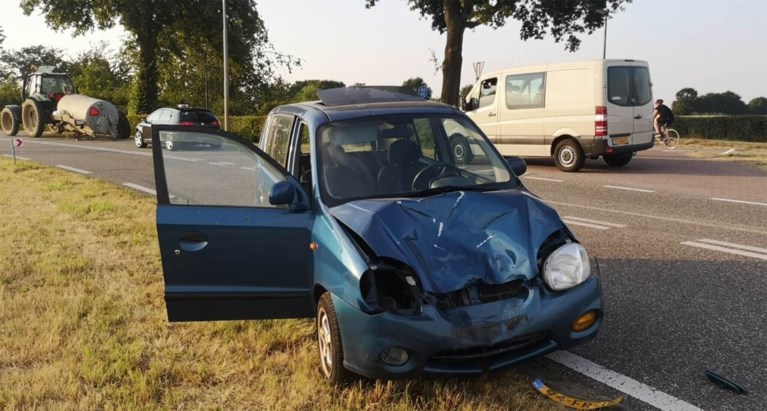Groot wiel van aanhanger breekt af en raakt personenauto: zware schade