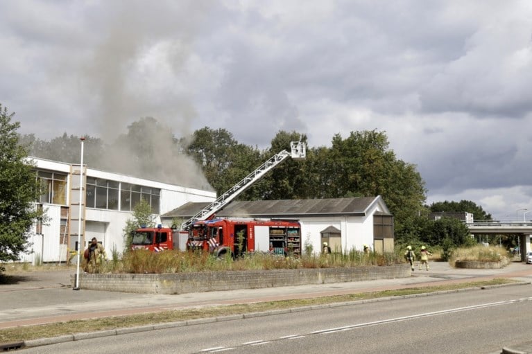 Video: Brand in voormalige melkfabriek in Leunen