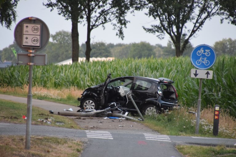 Dode en zwaargewonde bij aanrijding tussen auto en fietsers