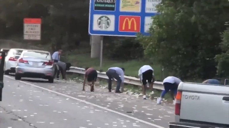 Video: Geldtransport verliest cash: enorme chaos door graaiende automobilisten