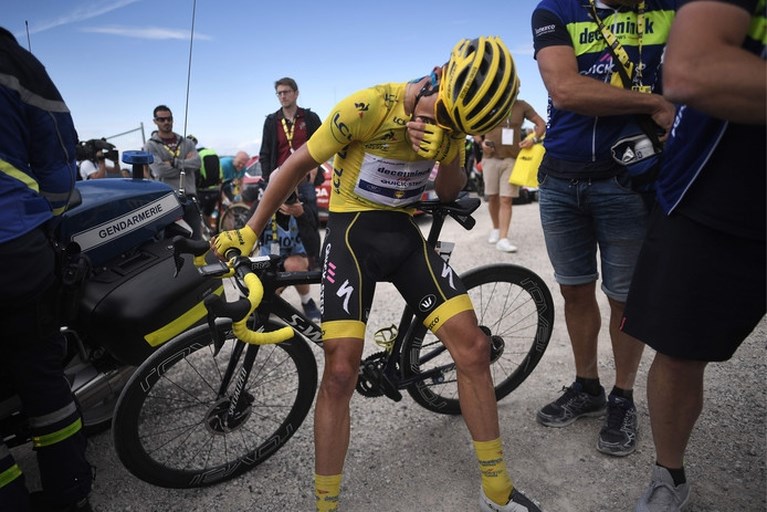 Teuns wint loodzware bergrit, Kruijswijk verliest tijd op favorieten