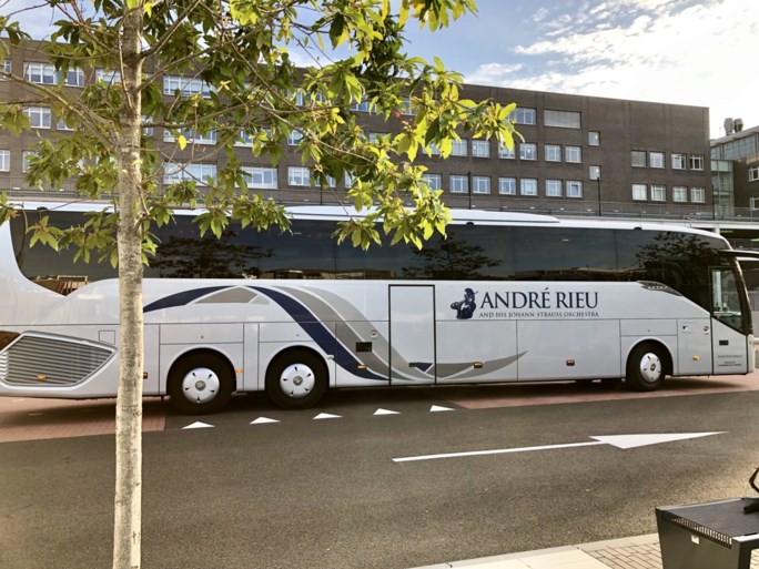 Maastrichtse Songfestival-delegatie onderweg naar Hilversum