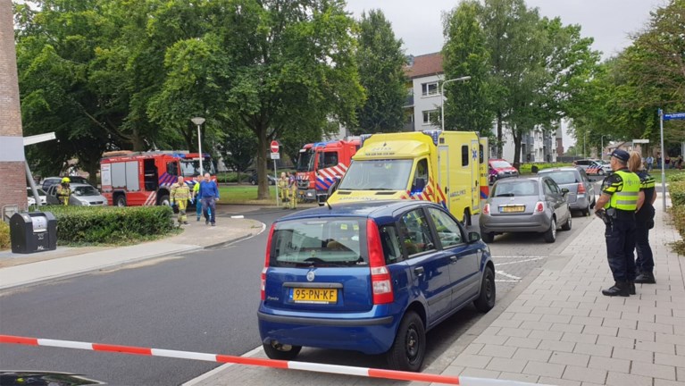Video: Man gewond afgevoerd na explosie en brand in woning Kerkrade
