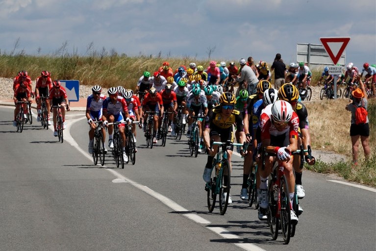 Van Aert wint chaotische waaierrit, Kruijswijk stijgt naar vierde plek