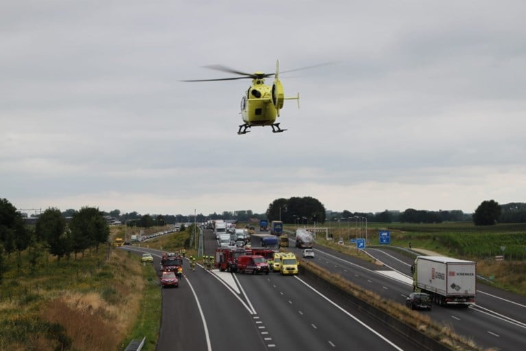 Video: A73 volledig dicht na zwaar ongeluk: traumahelikopter geland op snelweg