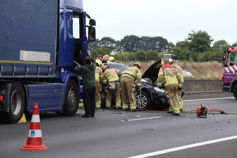 Video: A73 volledig dicht na zwaar ongeluk: traumahelikopter geland op snelweg