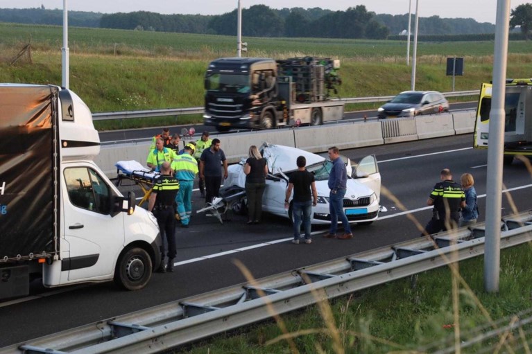 Video: Twee gewonden bij aanrijding in file na dodelijk ongeval A73