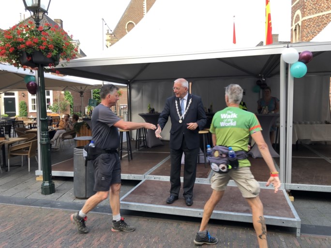 Video/Foto’s: Limburgse gezelligheid helpt wandelaars Nijmeegse Vierdaagse door Gennep heen