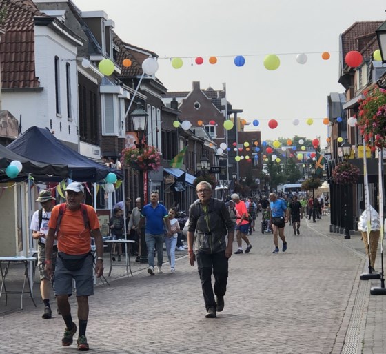 Video/Foto’s: Limburgse gezelligheid helpt wandelaars Nijmeegse Vierdaagse door Gennep heen