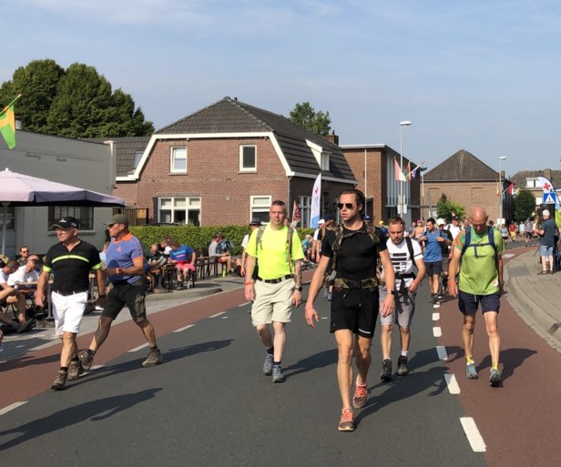 Video/Foto’s: Limburgse gezelligheid helpt wandelaars Nijmeegse Vierdaagse door Gennep heen