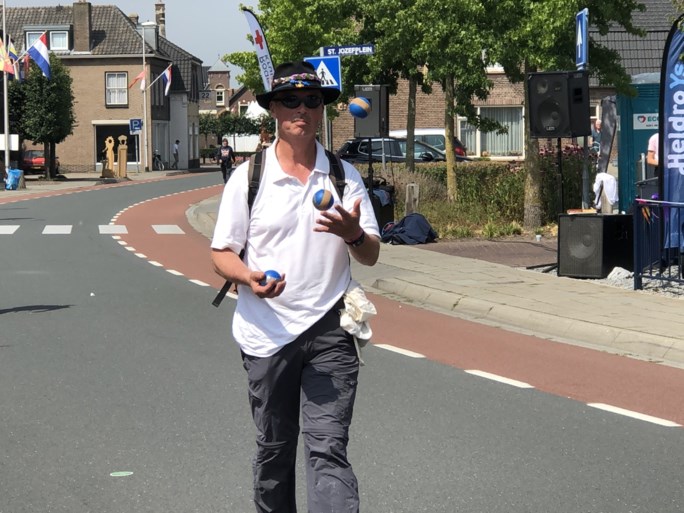Video/Foto’s: Limburgse gezelligheid helpt wandelaars Nijmeegse Vierdaagse door Gennep heen