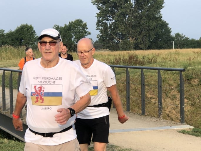 Video/Foto’s: Limburgse gezelligheid helpt wandelaars Nijmeegse Vierdaagse door Gennep heen