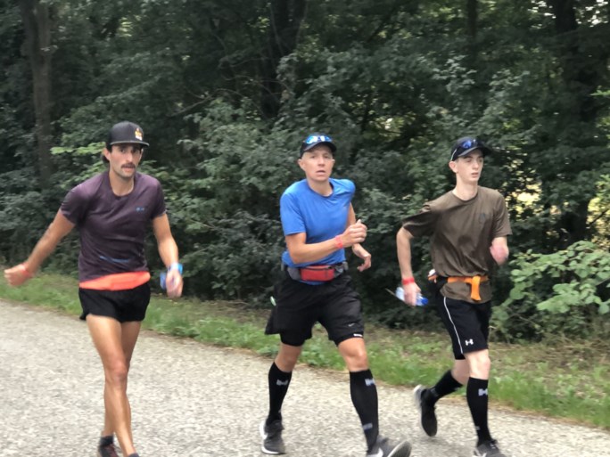 Video/Foto’s: Limburgse gezelligheid helpt wandelaars Nijmeegse Vierdaagse door Gennep heen