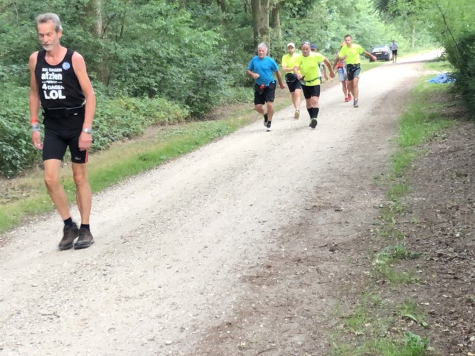 Video/Foto’s: Limburgse gezelligheid helpt wandelaars Nijmeegse Vierdaagse door Gennep heen