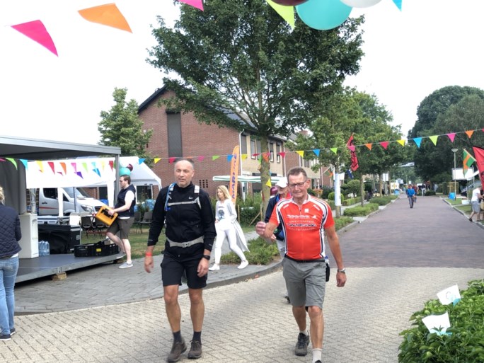 Video/Foto’s: Limburgse gezelligheid helpt wandelaars Nijmeegse Vierdaagse door Gennep heen