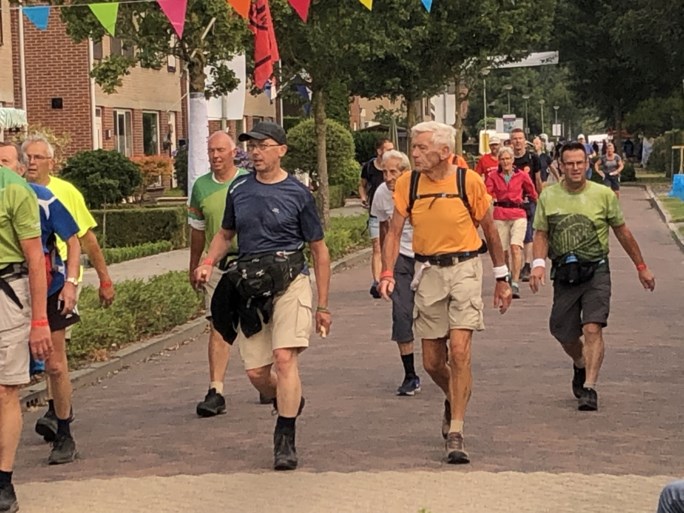 Video/Foto’s: Limburgse gezelligheid helpt wandelaars Nijmeegse Vierdaagse door Gennep heen