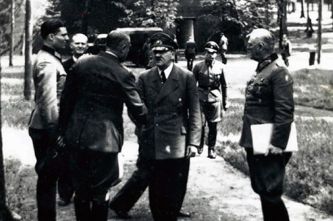 75 jaar na aanslag: ‘Niet die tafel redde Hitler, maar Mussolini’