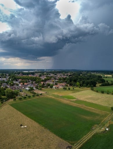 Overlast door noodweer in Limburg, windhozen op terrein ZLF