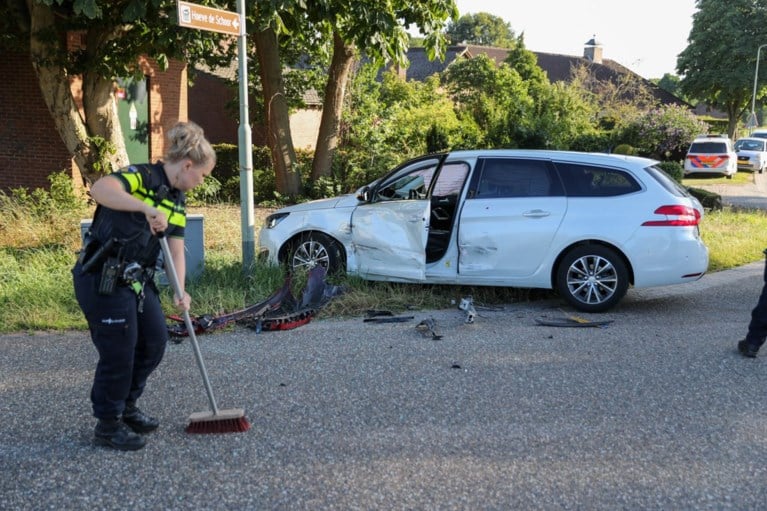 Twee personen lichtgewond bij aanrijding in Baexem