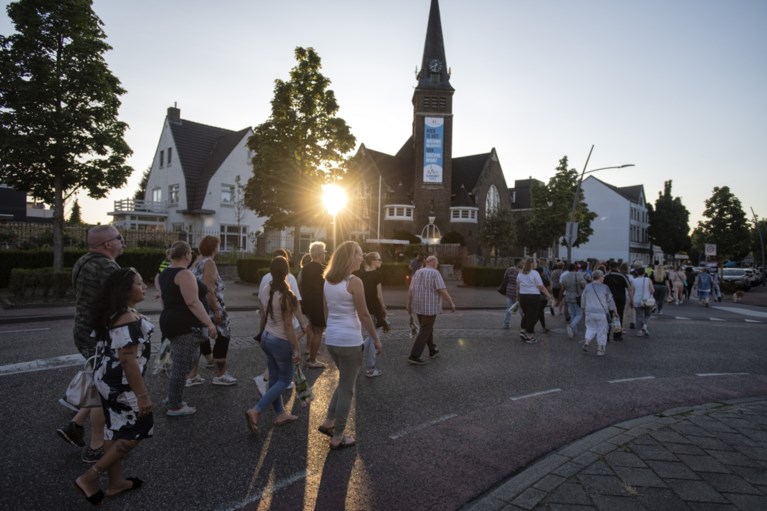 Video: Stille tocht: doodgestoken Reagan uit Kerkrade wordt niet vergeten