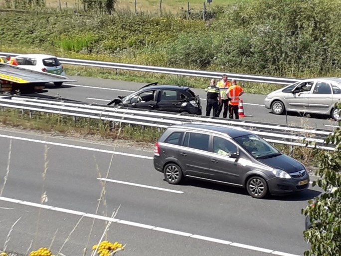 Auto botst tegen vangrail op A73 bij Swalmen