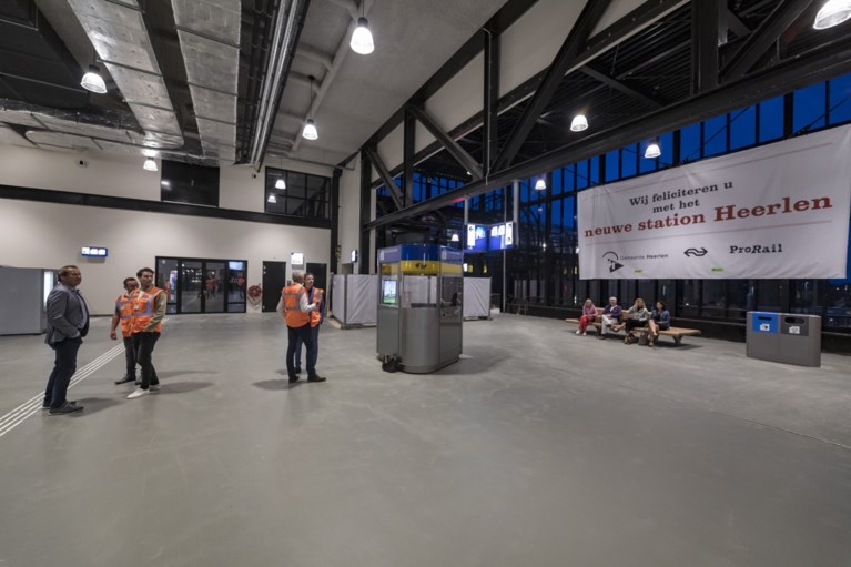 Video: Eerste ochtendspits in nieuw station in Heerlens Maankwartier komt op gang