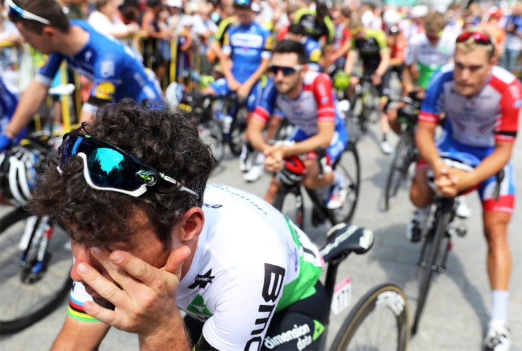 Indrukwekkende etappe zonder winnaar eindigt met stilte na dood jonge wielrenner