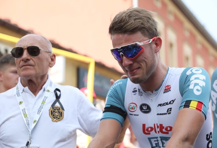 Indrukwekkende etappe zonder winnaar eindigt met stilte na dood jonge wielrenner