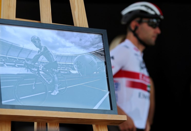 Indrukwekkende etappe zonder winnaar eindigt met stilte na dood jonge wielrenner