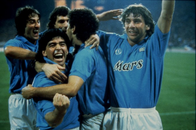 ‘Voetbalgod Diego Maradona komt ten val in Napels’