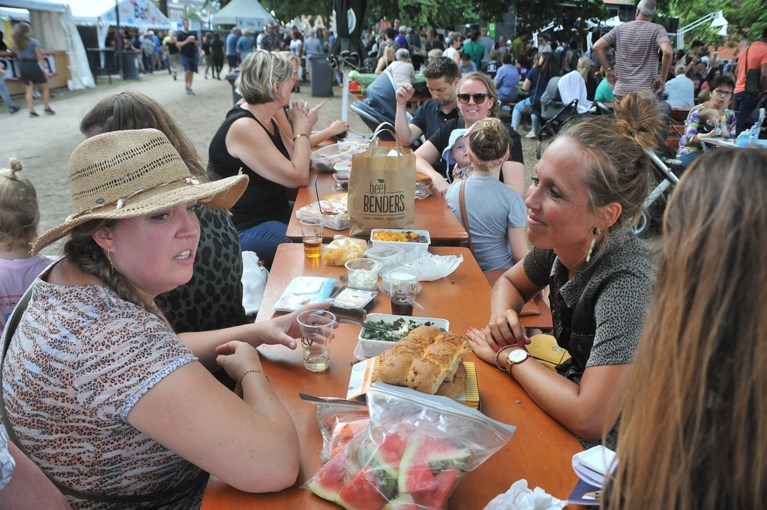 Tomaatjes, chips en een biertje tijdens de Picknick der Gebroken Harten