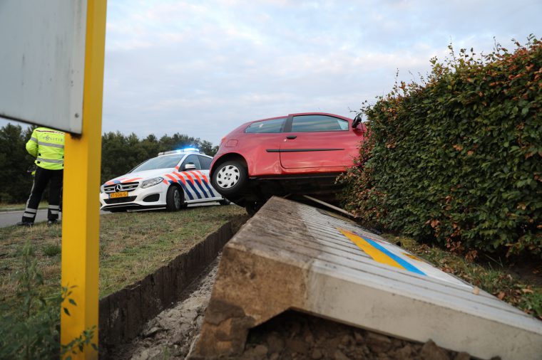 Auto knalt rechtdoor op rotonde afrit A2 - De Limburger
