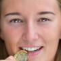Zwemster Janina Beckers gaat als een diesel door de golven