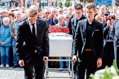 Renners rijden door op dag van begrafenis verongelukte ploeggenoot: ‘Ik wil kunnen zeggen: die zege is voor Bjorg’