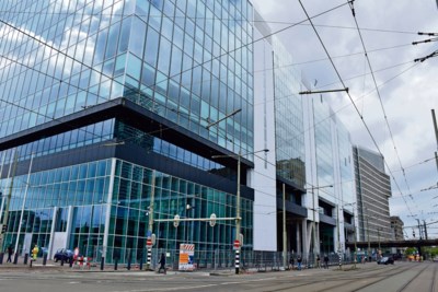 Spikslinternieuwe glazen ministerie verliest ruiten