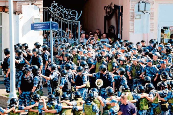 Protesten? Die bezweer je met een politiemacht en gratis vlees