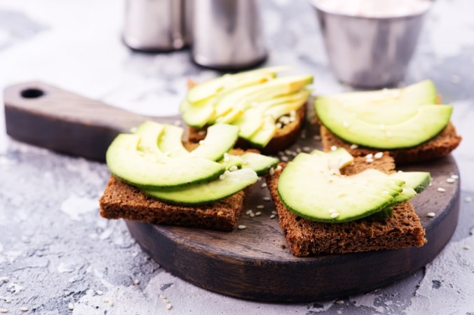 Diëtist neemt ‘gezonde’ ontbijtgewoontes onder de loep: Donker brood is vaak gemaakt van witte bloem