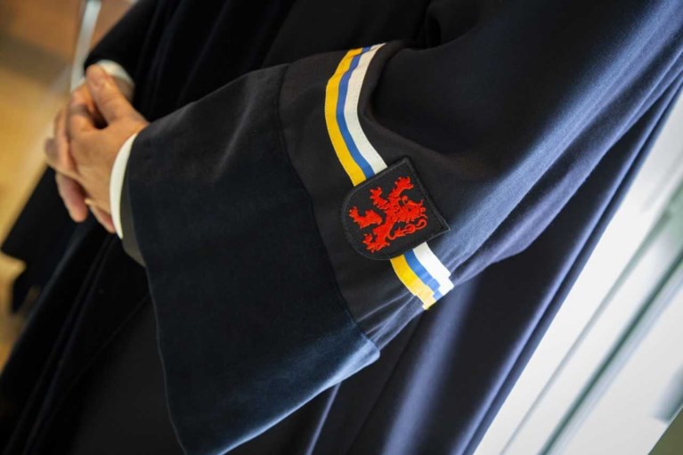 Toga’s hoogleraren Open Universiteit voorzien van Limburgse kleuren