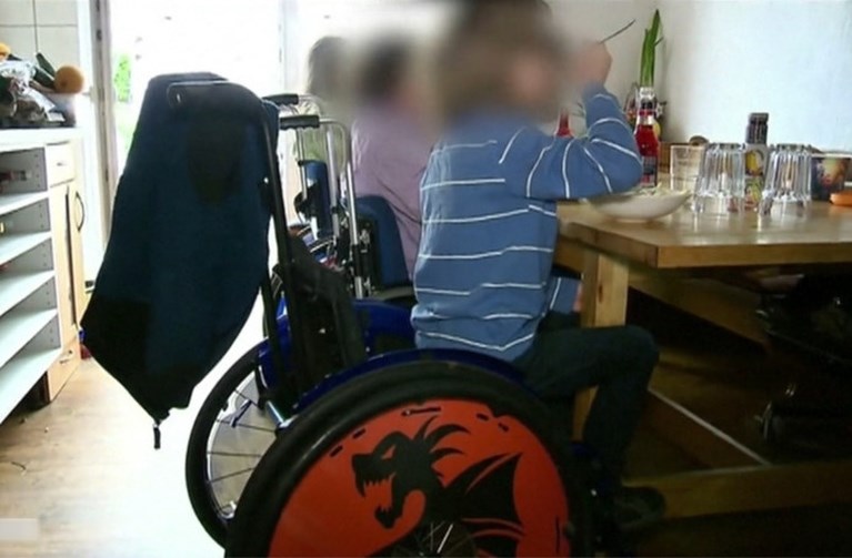 ‘Moeder dwingt vier kinderen in rolstoel te zitten om jarenlang sociale fraude te kunnen plegen’