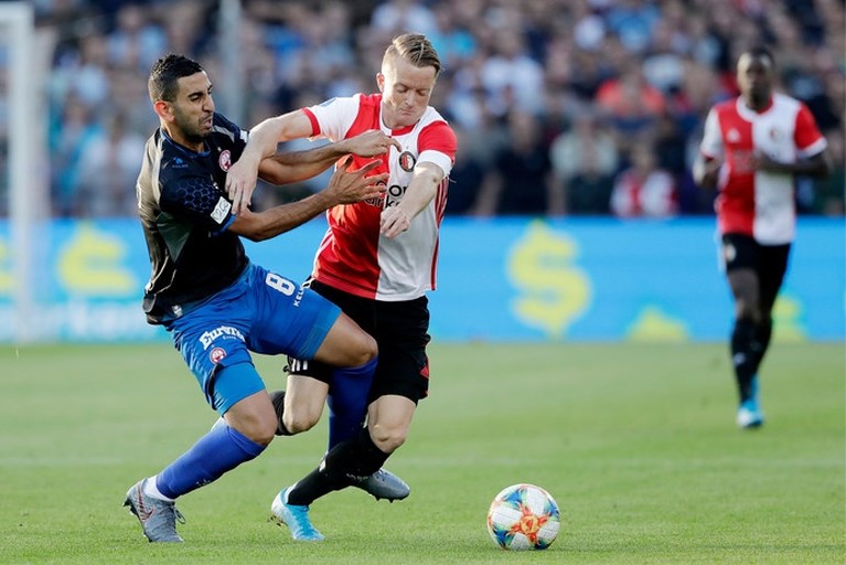 Swingend Feyenoord legt Beer Sheva over de knie
