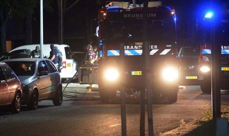 Explosie bij politie-inval in huis Hoensbroek, agent en bewoner gewond