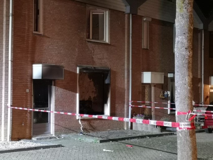 Explosie bij politie-inval in huis Hoensbroek, agent en bewoner gewond