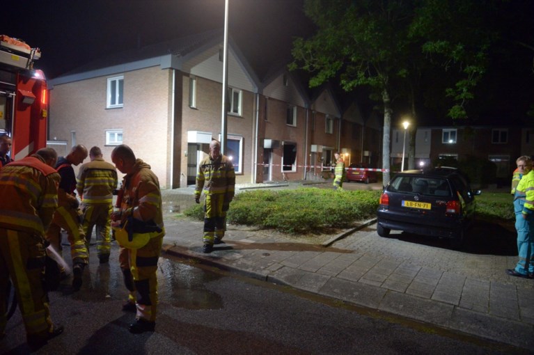 Explosie bij politie-inval in huis Hoensbroek, agent en bewoner gewond