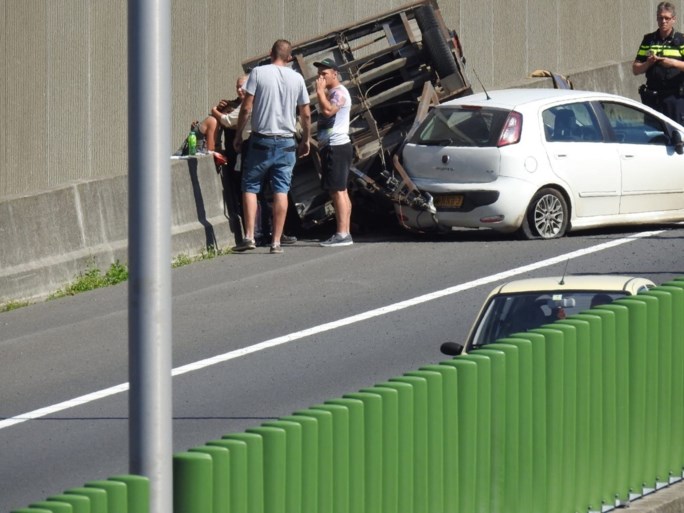 Raceauto over de kop op A73 bij Tegelen
