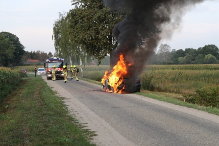 Video: Vlammen slaan metershoog uit auto: bestuurder raakt gewond