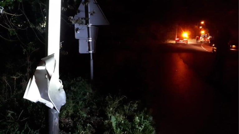 Auto over de kop na botsing met lantaarnpaal en twee bomen: inzittenden met de schrik vrij