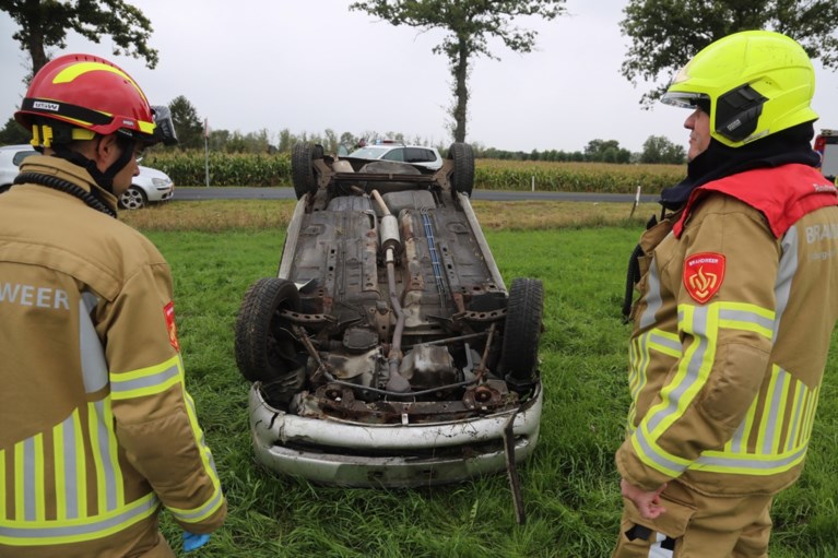 Auto vliegt de bocht uit op de Booldersdijk in Nederweert