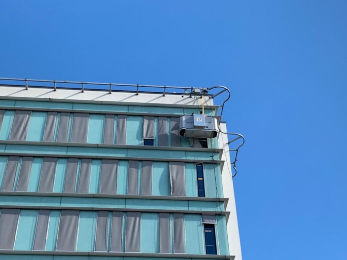 Video: Brandweer moet vastzittende werklui bevrijden op grote hoogte