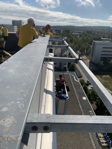 Video: Brandweer moet vastzittende werklui bevrijden op grote hoogte